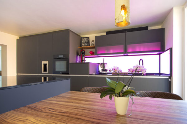 Küche mit LED-Beleuchtung